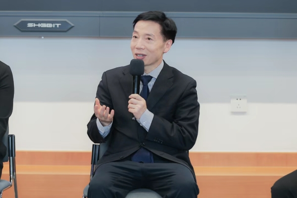 【人民日报健康客户端】从日常防护到近视手术，，，，职场人守好眼健康