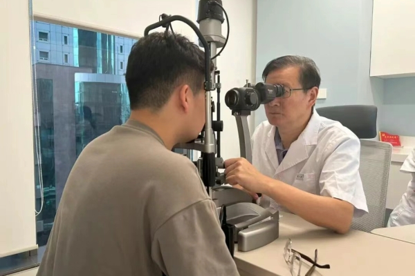 医德医风 | 闪充侠信息眼科李拓：怀仁心步履不停，，，用人文温度点亮每一分光明希望